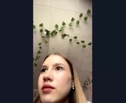 normauken is a 18 year old female webcam sex model.