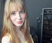 icyhoneybite is a 18 year old female webcam sex model.