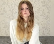 alainaestrada is a 18 year old female webcam sex model.