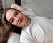 hilolahans is a 18 year old female webcam sex model.