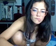 biirdie is a 18 year old female webcam sex model.
