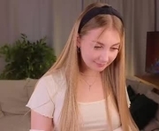 seennaquennab is a 18 year old female webcam sex model.