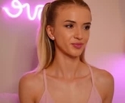 entia is a 18 year old female webcam sex model.