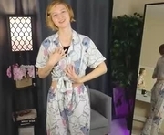 annamarieminucci is a 18 year old female webcam sex model.