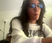 leonatencza is a 19 year old female webcam sex model.