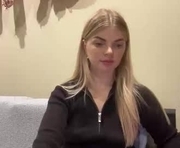 sweet_sinn_ is a 19 year old female webcam sex model.