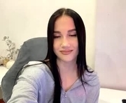 ivoryhochstine is a 18 year old female webcam sex model.