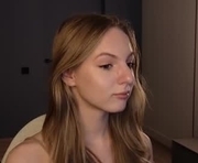 darlenebones is a 18 year old female webcam sex model.