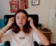 ilu4 is a 18 year old female webcam sex model.