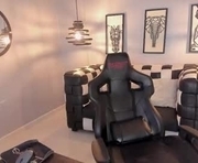 miiavelvett is a 19 year old female webcam sex model.