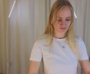 isauraluciano is a 18 year old female webcam sex model.