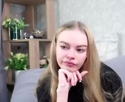 skyeare is a 18 year old female webcam sex model.