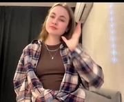 meehunte is a 18 year old female webcam sex model.