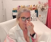 prettyblackeyes is a 40 year old female webcam sex model.