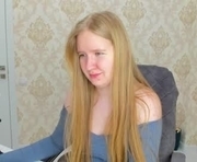 maniasoft is a 18 year old female webcam sex model.