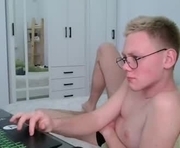 keytaroo is a 18 year old male webcam sex model.