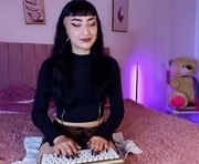 daraanox is a 22 year old female webcam sex model.