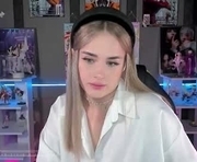 ellensoftt is a 26 year old female webcam sex model.