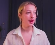 rue_novella is a 19 year old female webcam sex model.