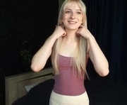 evaqt is a 18 year old female webcam sex model.