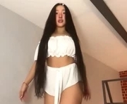 elaynewestermann is a 18 year old female webcam sex model.