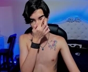 santy7u7 is a 19 year old male webcam sex model.