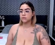 amber_duran is a 19 year old female webcam sex model.