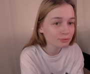 miraunique is a 18 year old female webcam sex model.