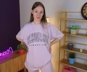 philippagrindle is a 18 year old female webcam sex model.