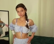 miarouxie is a 18 year old female webcam sex model.