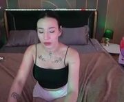 nikkigoldx is a 19 year old female webcam sex model.
