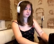 lavinabinney is a 18 year old female webcam sex model.