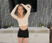 lynnatlee is a 18 year old female webcam sex model.