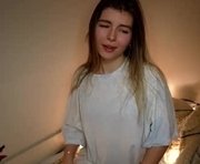 passionatepainter is a 18 year old female webcam sex model.