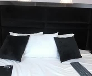 elienbarrett is a 19 year old female webcam sex model.