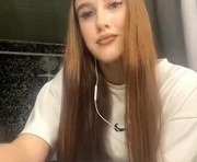gwenmestayer is a 18 year old female webcam sex model.