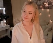 b_b_love is a 18 year old female webcam sex model.