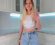monafarthing is a 18 year old female webcam sex model.