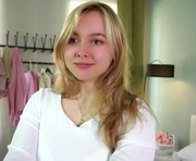 odelynbrower is a 18 year old female webcam sex model.