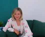 cutemirage is a  year old female webcam sex model.