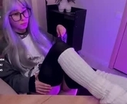 meomeee is a 19 year old female webcam sex model.