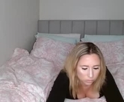 crystalstarlet is a 19 year old female webcam sex model.