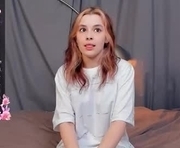 lonagass is a 18 year old female webcam sex model.