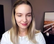 tashinapetitto is a 18 year old female webcam sex model.