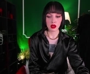 snakenest is a 26 year old female webcam sex model.