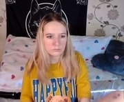 elovinora is a 18 year old female webcam sex model.