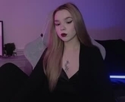 havenraee is a 18 year old female webcam sex model.