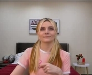 kellystoneys is a 20 year old female webcam sex model.