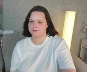 novalay is a 18 year old female webcam sex model.