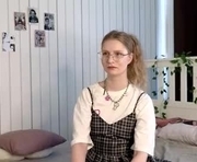 seleneroshia is a 18 year old female webcam sex model.